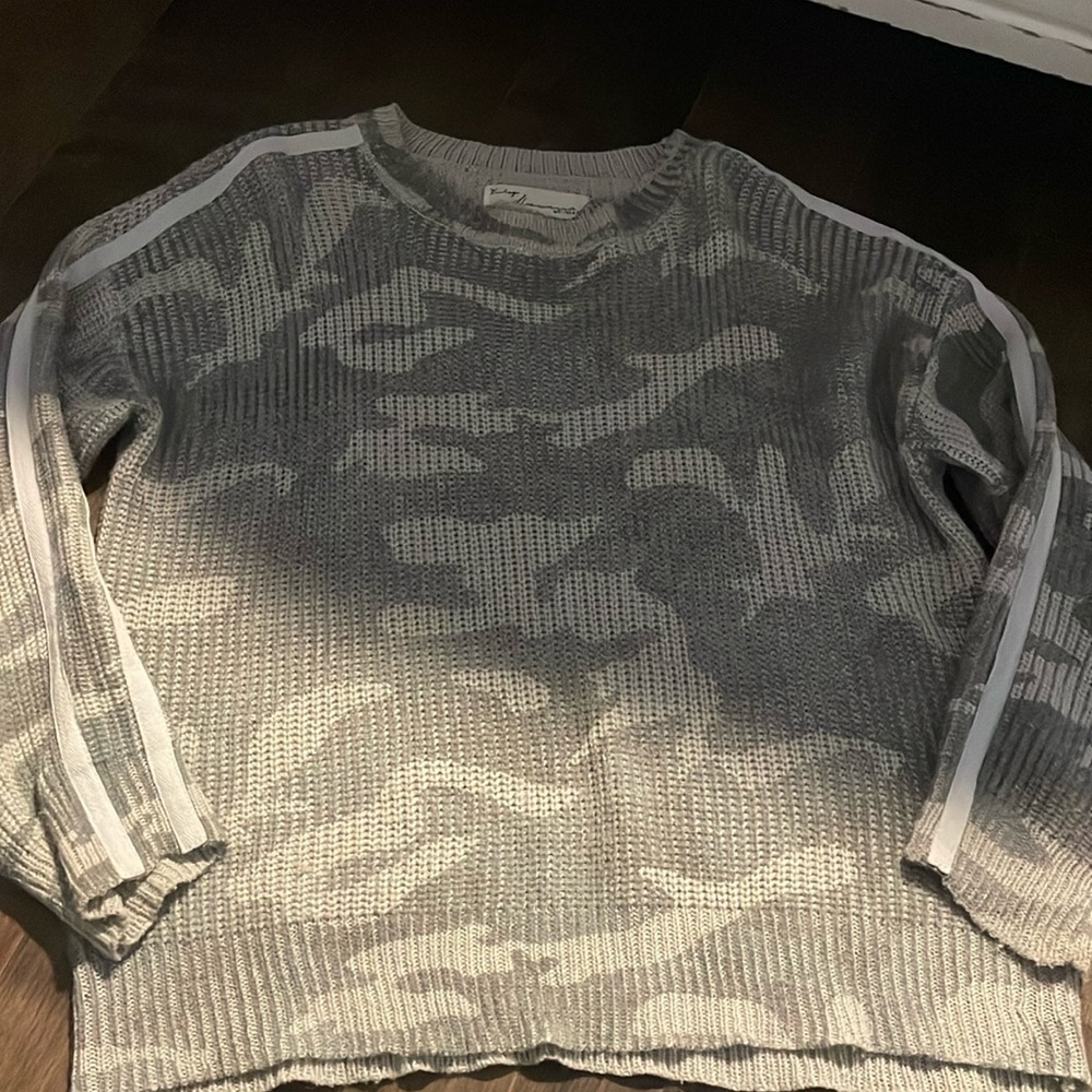 Vintage Havana light grey/grey army print light sweater size small